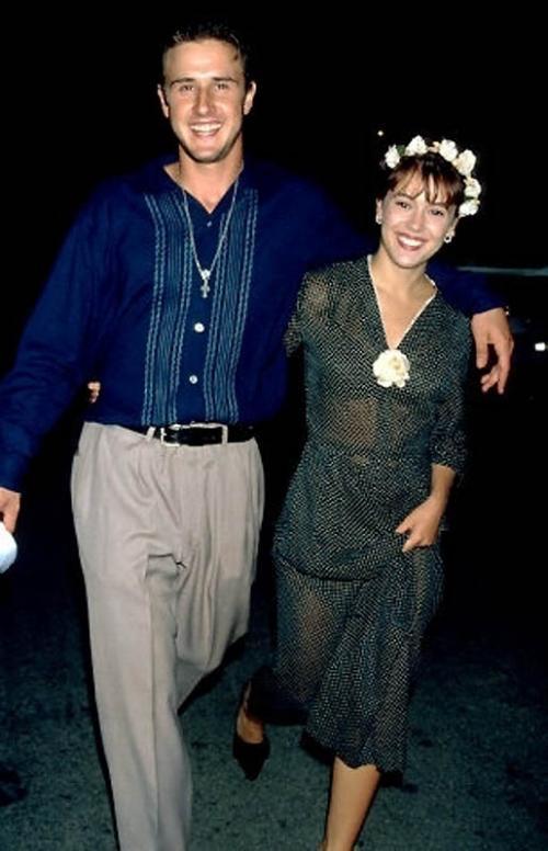 Первая любовь: с кем знаменитости встречались в юности