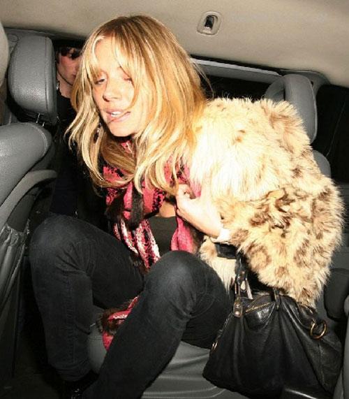 Сиенна Миллер нашла себе нового собутыльника