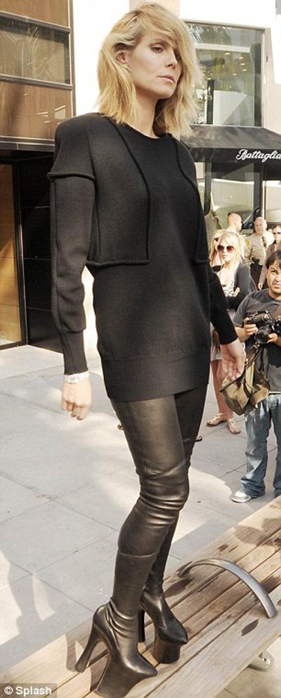 Хайди Клум перегородила движение туфлями на платформе