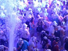 Звезды — на сцене, зрители — в пене