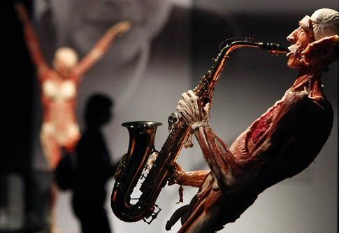 Немец заставил трупы заниматься сексом