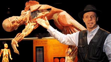 Немец заставил трупы заниматься сексом