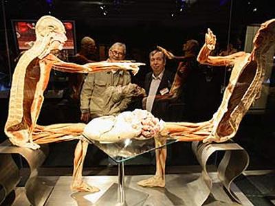 Немец заставил трупы заниматься сексом