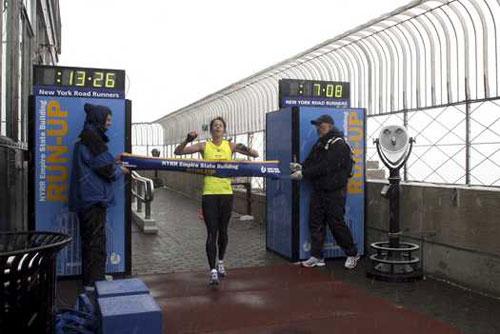 Спортсмены совершили рывок на 86 этаж