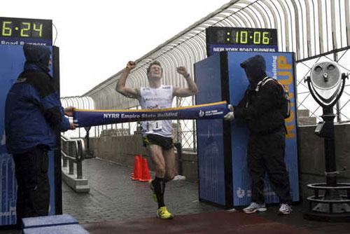 Спортсмены совершили рывок на 86 этаж