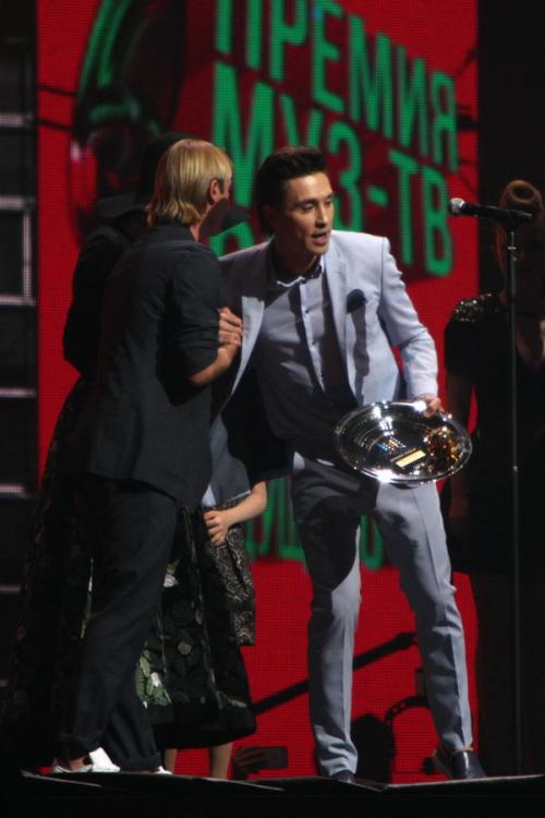 На премии МУЗ-ТВ Собчак поцеловали…в живот