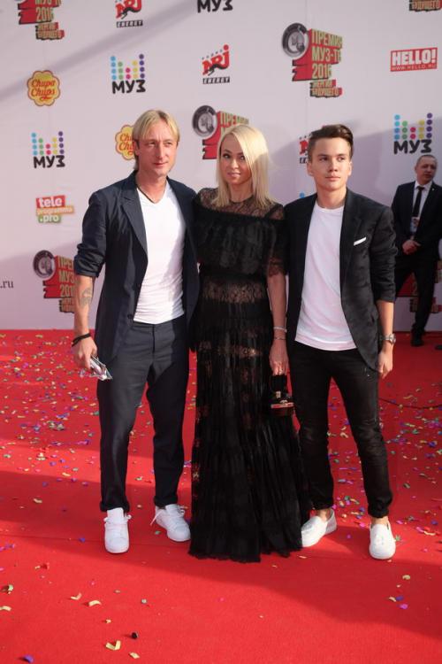 На премии МУЗ-ТВ Собчак поцеловали…в живот