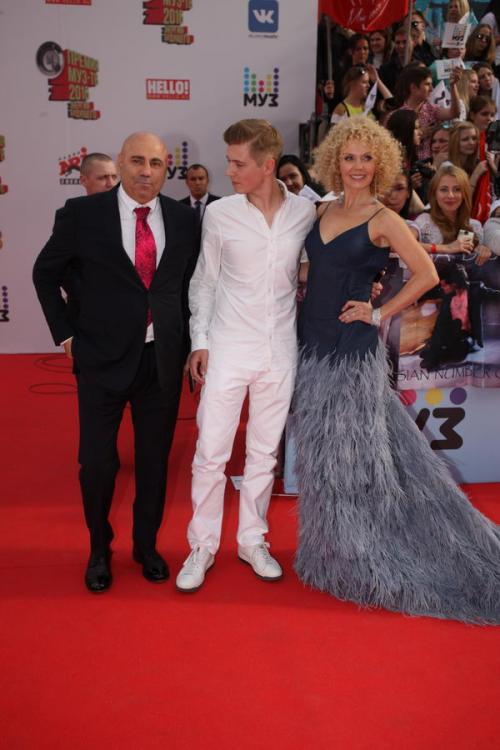 На премии МУЗ-ТВ Собчак поцеловали…в живот