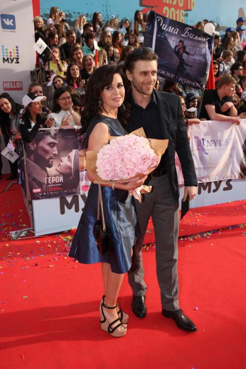 На премии МУЗ-ТВ Собчак поцеловали…в живот