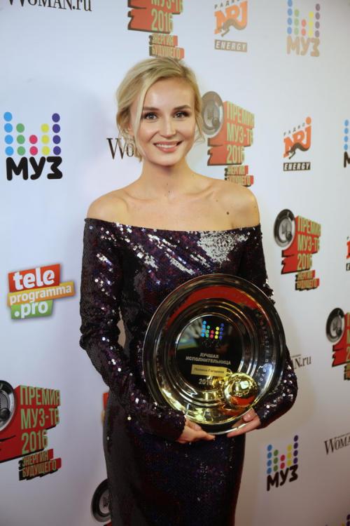 На премии МУЗ-ТВ Собчак поцеловали…в живот