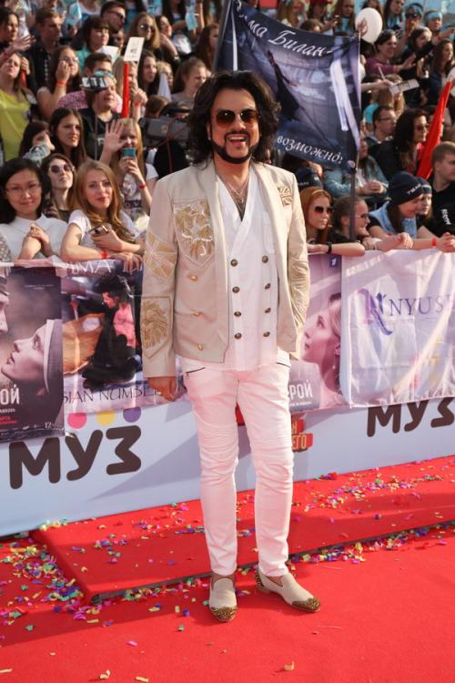 На премии МУЗ-ТВ Собчак поцеловали…в живот