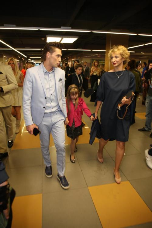 На премии МУЗ-ТВ Собчак поцеловали…в живот