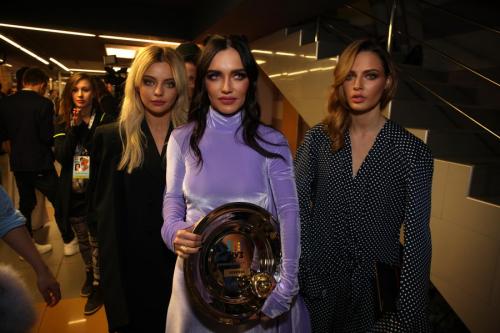 На премии МУЗ-ТВ Собчак поцеловали…в живот