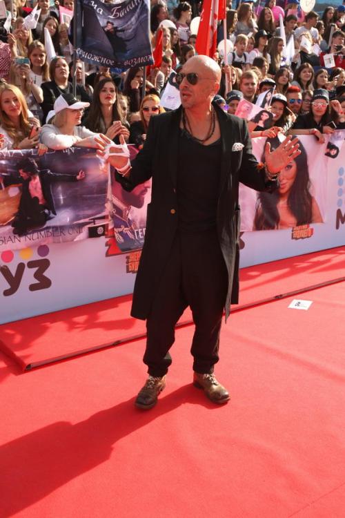 На премии МУЗ-ТВ Собчак поцеловали…в живот