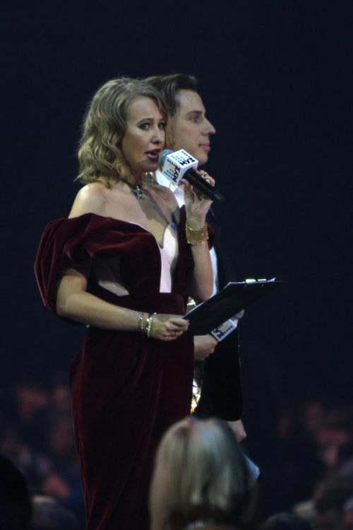 На премии МУЗ-ТВ Собчак поцеловали…в живот