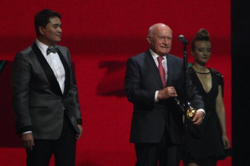 На премии МУЗ-ТВ Собчак поцеловали…в живот