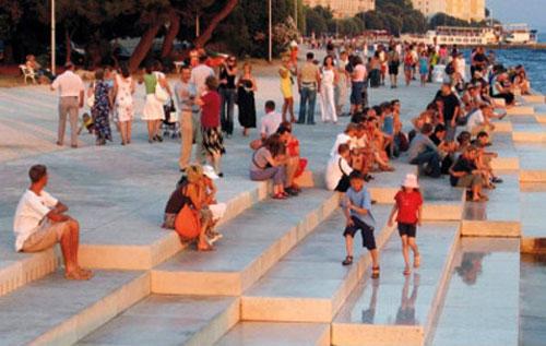 Береговой орган играет морской саундтрек