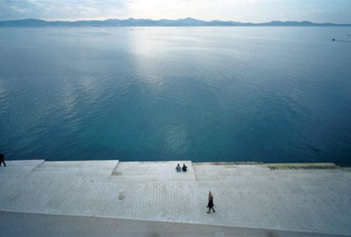 Береговой орган играет морской саундтрек