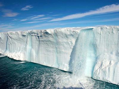 Огромные водопады в ледниках заповедника Свальбард