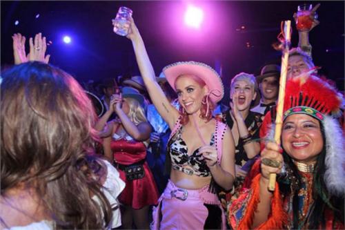 Как отрываются звезды на частных вечеринках и дискотеках