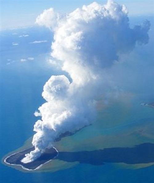 На Тонга извергся подводный вулкан