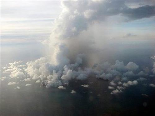 На Тонга извергся подводный вулкан