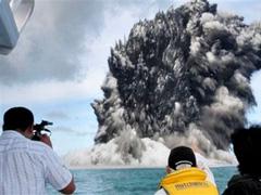 На Тонга извергся подводный вулкан