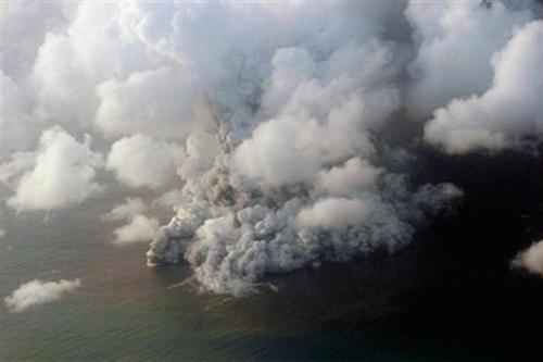 На Тонга извергся подводный вулкан