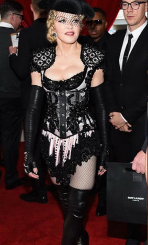 Звезды, прогадавшие с откровенными нарядами