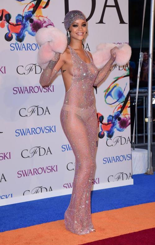 Звезды, прогадавшие с откровенными нарядами