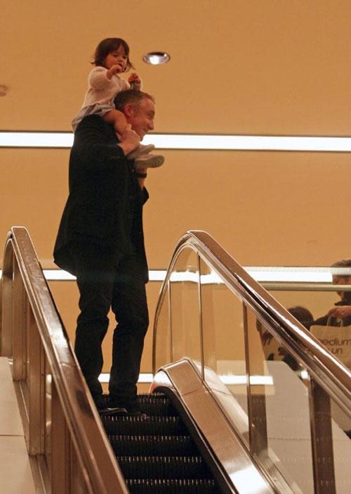 Миллиардер забаловал 18-месячную дочь