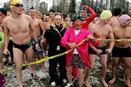 Моржи отметили Новый год заплывами