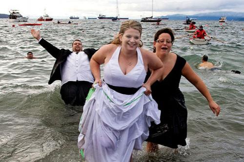 Моржи отметили Новый год заплывами