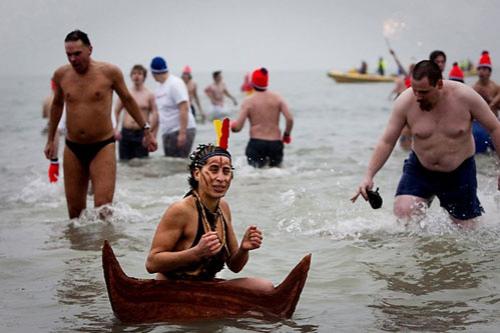 Моржи отметили Новый год заплывами