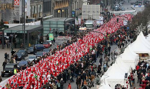 Санта-Клаусы забегали по Европе
