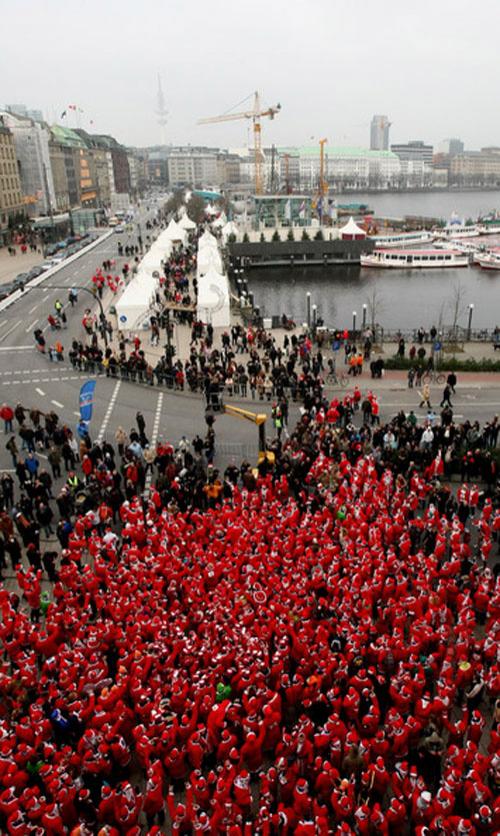 Санта-Клаусы забегали по Европе