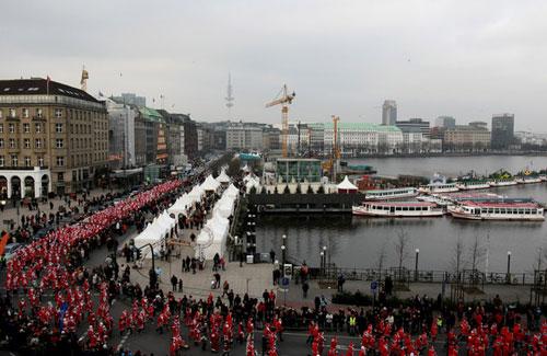 Санта-Клаусы забегали по Европе