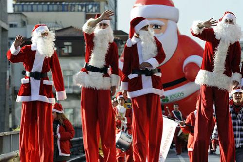 Санта-Клаусы забегали по Европе