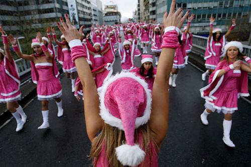 Санта-Клаусы забегали по Европе