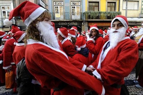 Санта-Клаусы забегали по Европе