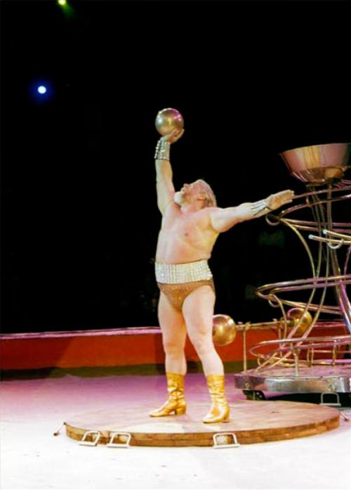 Знаменитости, которые росли сиротами