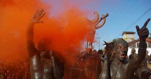 Жители Бразилии устроили грязный протест