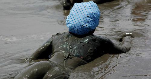 Жители Бразилии устроили грязный протест