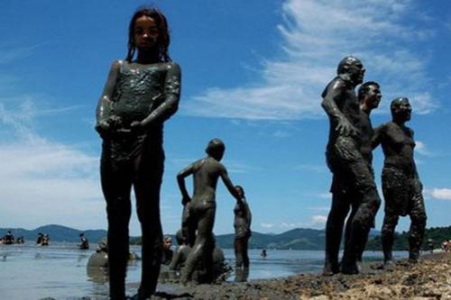 Жители Бразилии устроили грязный протест