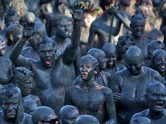 Жители Бразилии устроили грязный протест