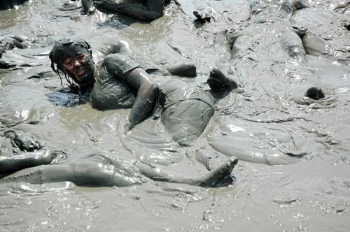 Жители Бразилии устроили грязный протест