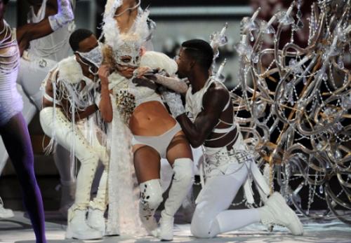 Леди Гага истекла кровью на церемонии MTV VMA