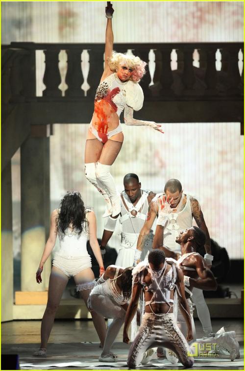 Леди Гага истекла кровью на церемонии MTV VMA
