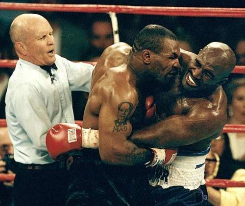 Ухо Холифилда и "рука Бога" Марадоны: самые скандальные выходки спортсменов