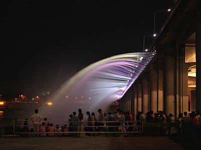 Необыкновенный фонтан «Лунная Радуга» манит туристов